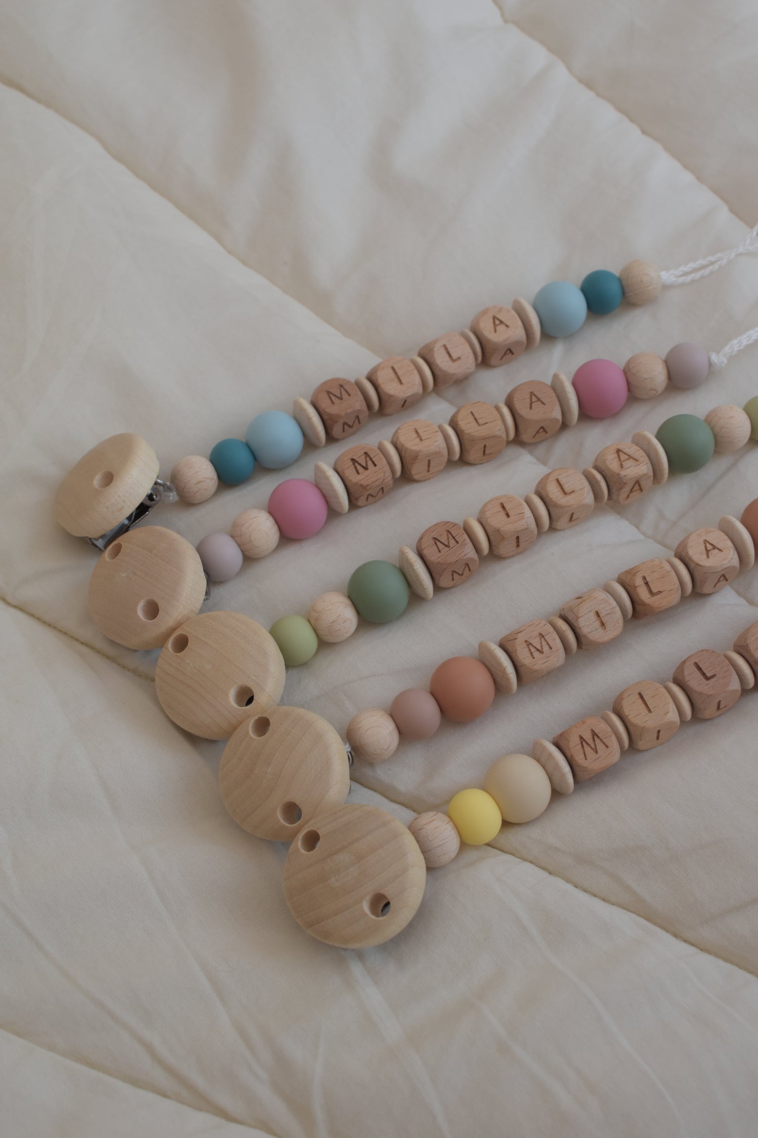 Schnullerkette mit Namen personalisiert &quot;Mila“