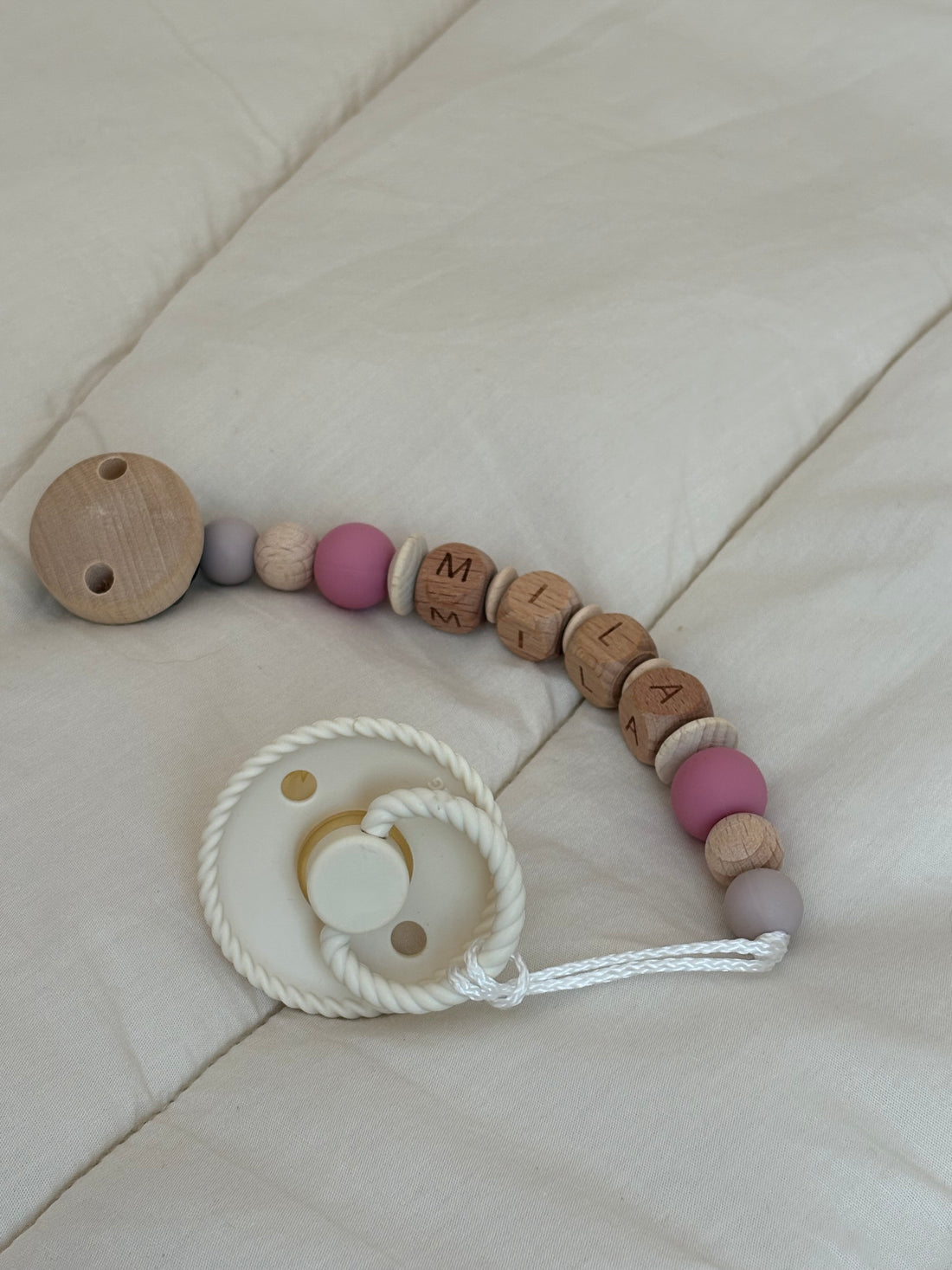 Schnullerkette mit Namen personalisiert &quot;Mila“