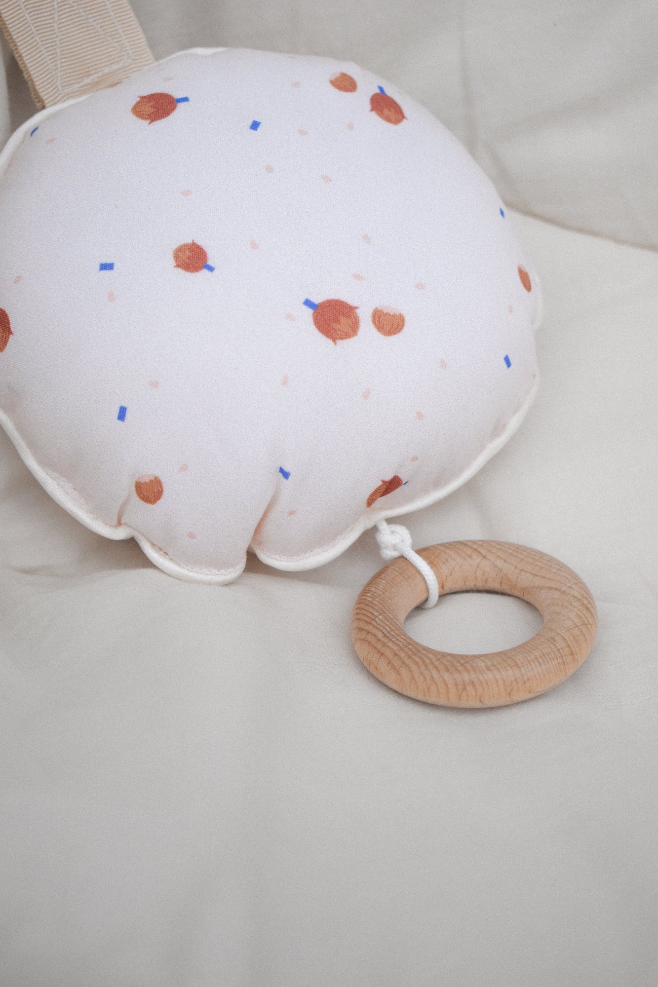 Personalisierbare Spieluhr mit Haselnussmuster "La Boum"