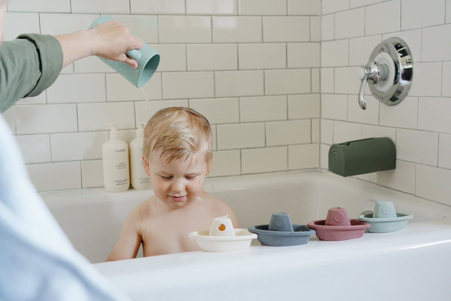 Mushie Badeboot Original – BPA-freies Badespielzeug ab 10 Monaten